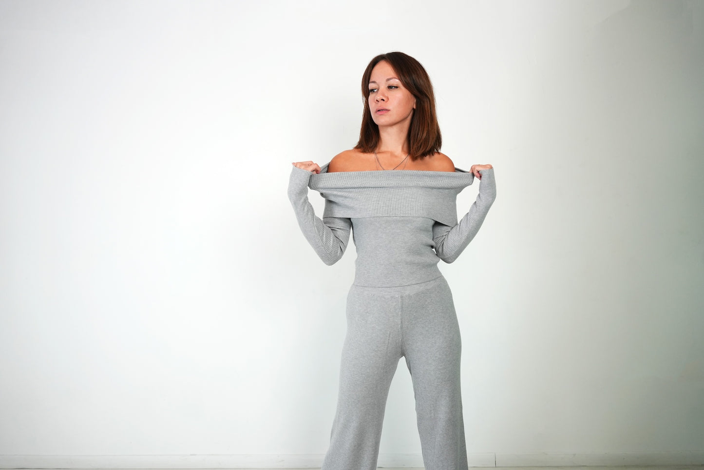 Πλεκτό Κοστούμι με Ανοιχτούς Ώμους